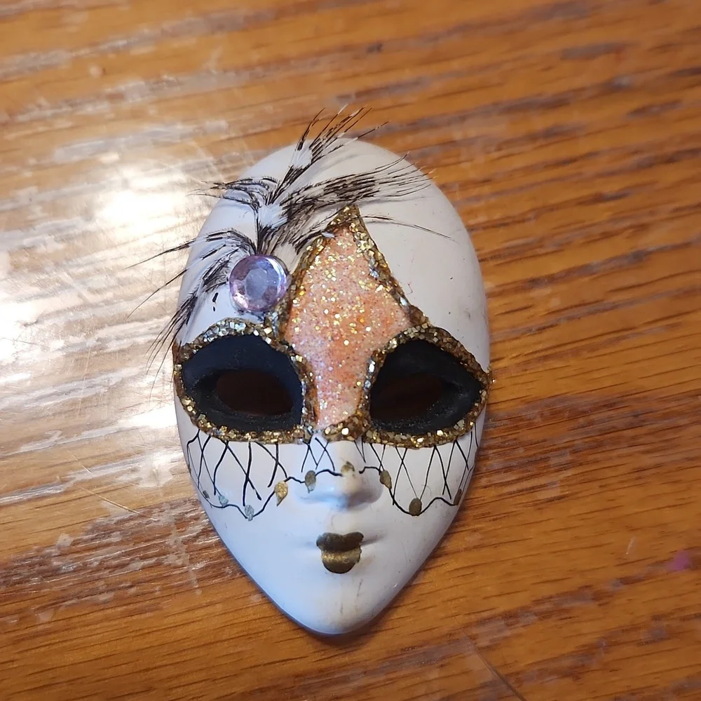 Masquerade Mask Pin - Picture 4 of 4